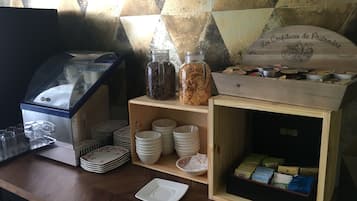 TĂ€gliches kontinentales FrĂŒhstĂŒck (7.00 EUR pro Person)