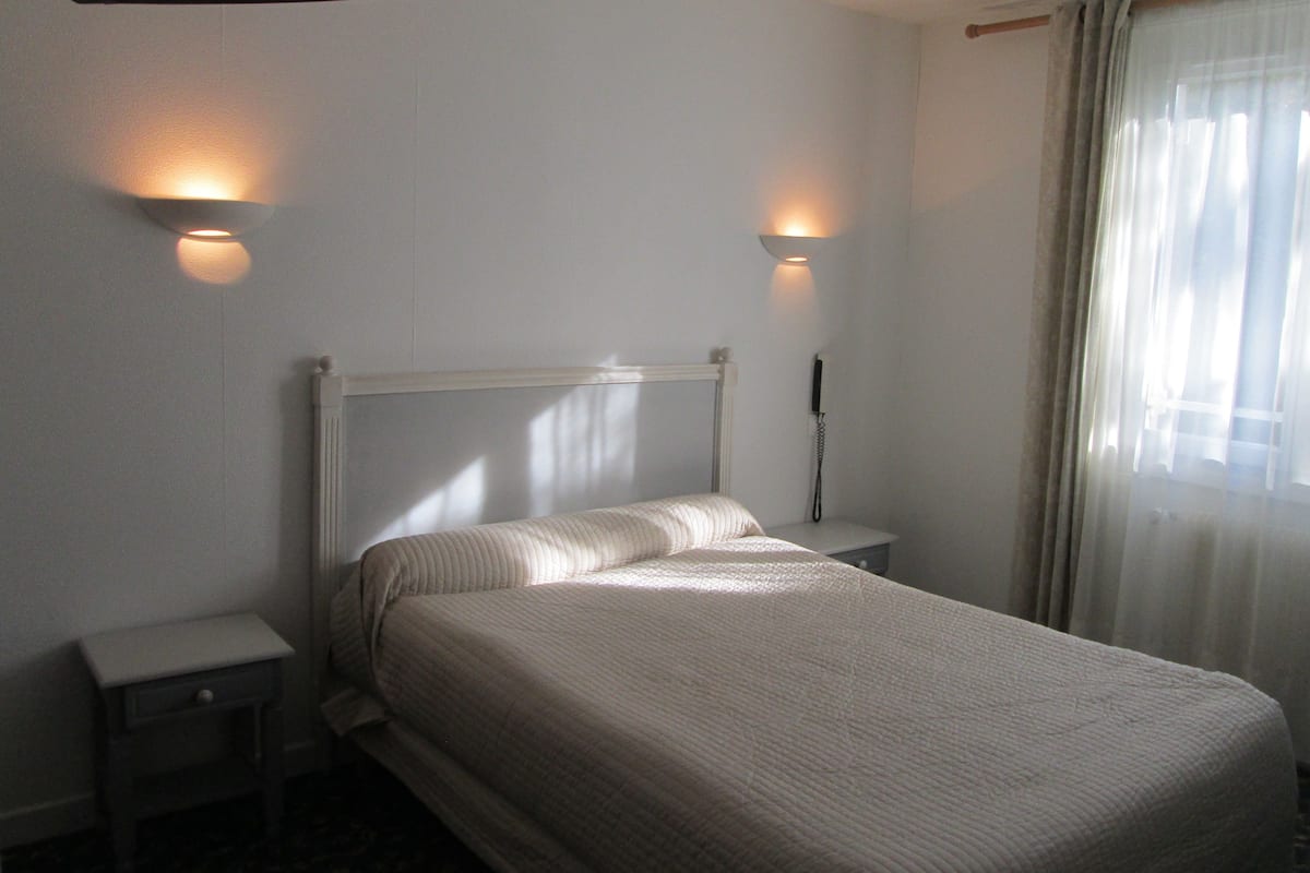 Quarto casal, vista para o jardim | Escrivaninha, Wi-Fi de cortesia, roupa de cama