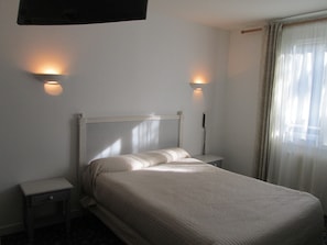 Habitación doble, vistas al jardín | Escritorio, wifi gratis, ropa de cama