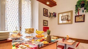 Ein reichhaltiges Frühstücksbuffet mit Speisen, Geschirr und Tassen.