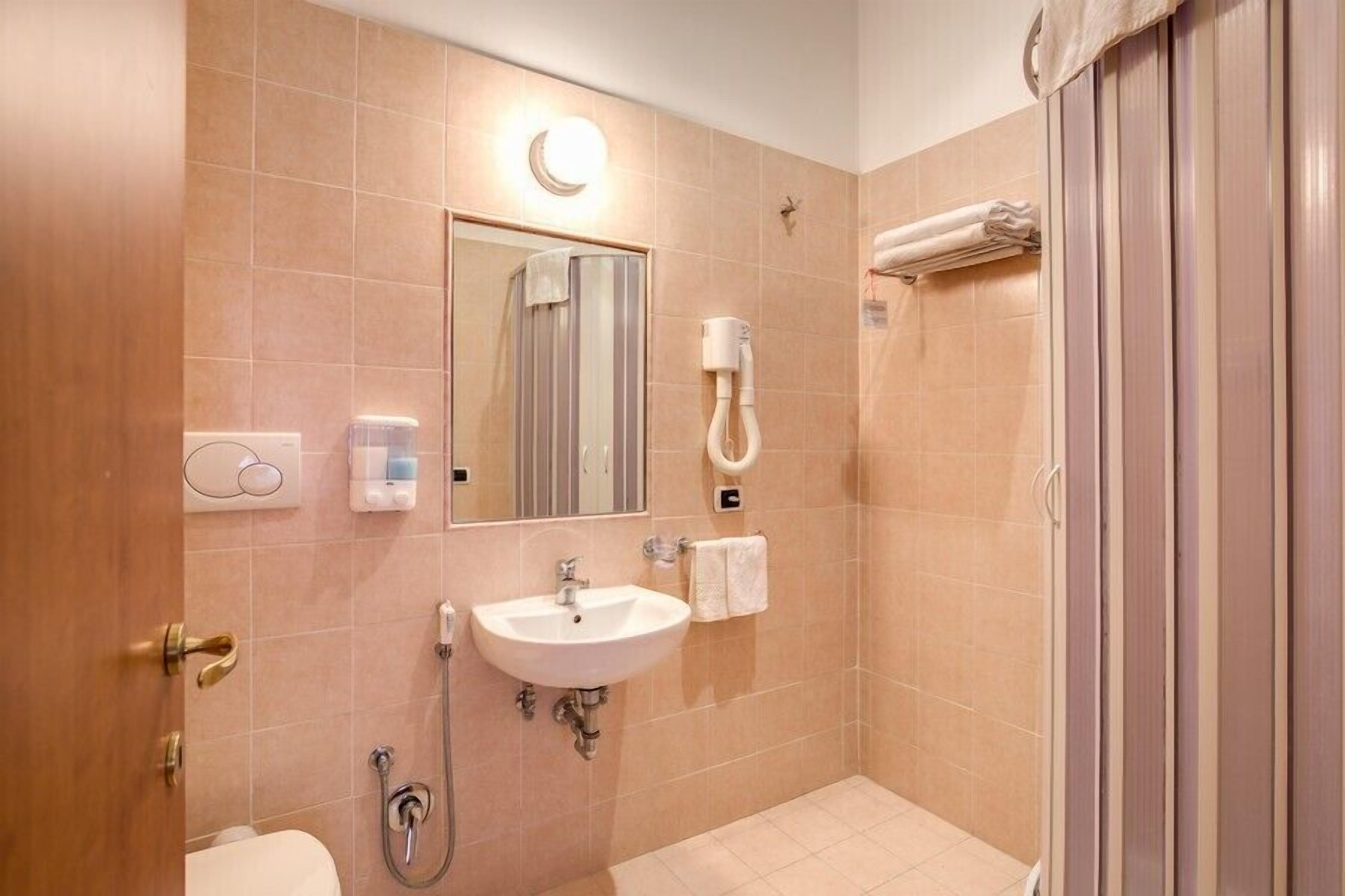 Habitación con 1 cama doble o 2 individuales | Caja fuerte, escritorio, espacio para trabajar con un portátil