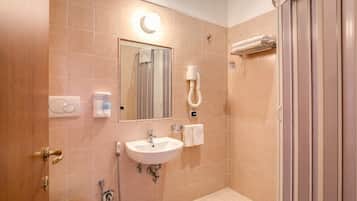 Habitación con 1 cama doble o 2 individuales | Caja fuerte, escritorio, espacio para trabajar con un portátil