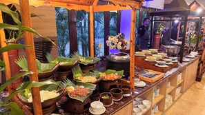 Serveert ontbijt, lunch, diner, internationale gerechten