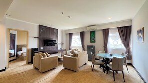 Familienzimmer, 2 Schlafzimmer, Badewanne | Wohnbereich | 32-Zoll-Flachbildfernseher mit Kabelempfang, Fernseher