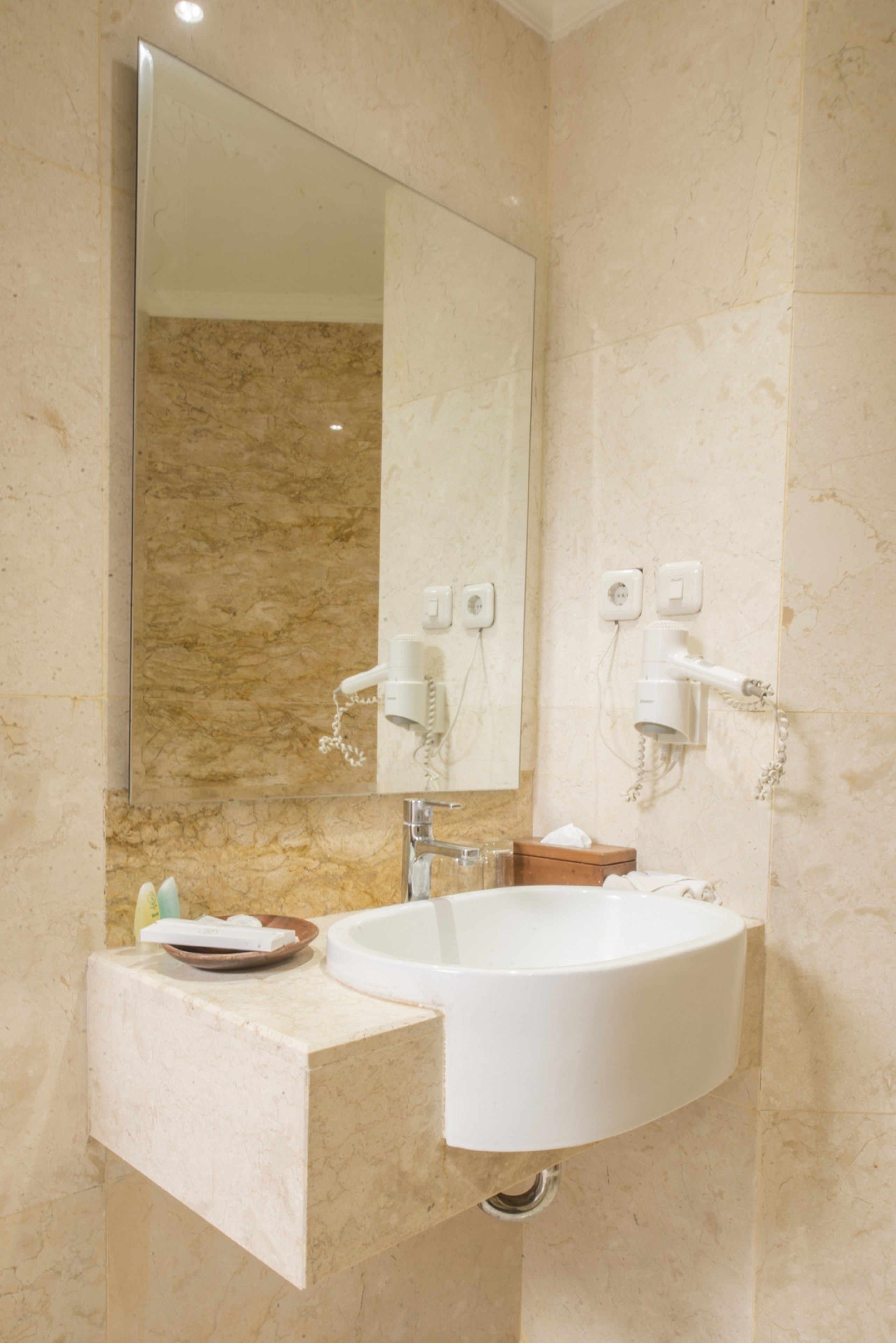 deluxe room | bathroom | free toiletries, towels, soap, shampoo