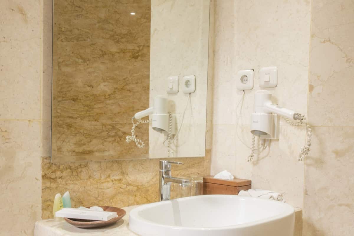 deluxe room | bathroom | free toiletries, towels, soap, shampoo