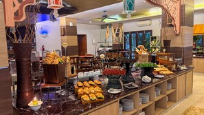 Phục vụ bữa sáng, bữa trưa và bữa tối 