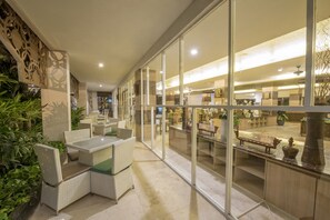 供应早餐、午餐和晚餐，国际美食
