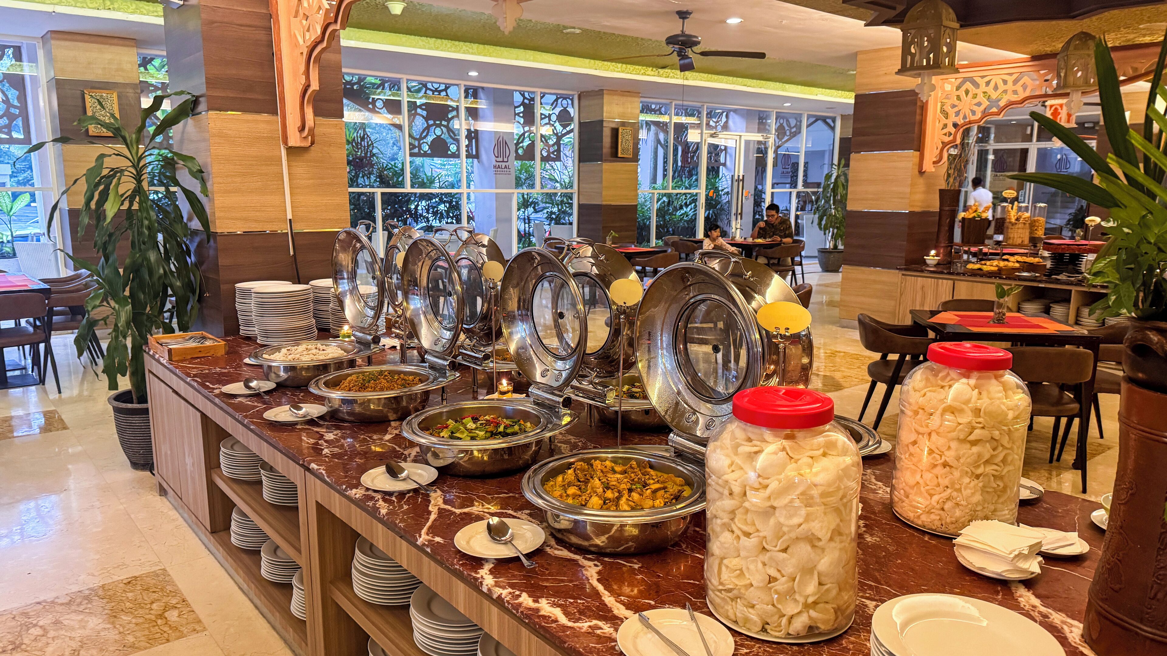 Un aparador de buffet amb diferents aliments i utensilis.