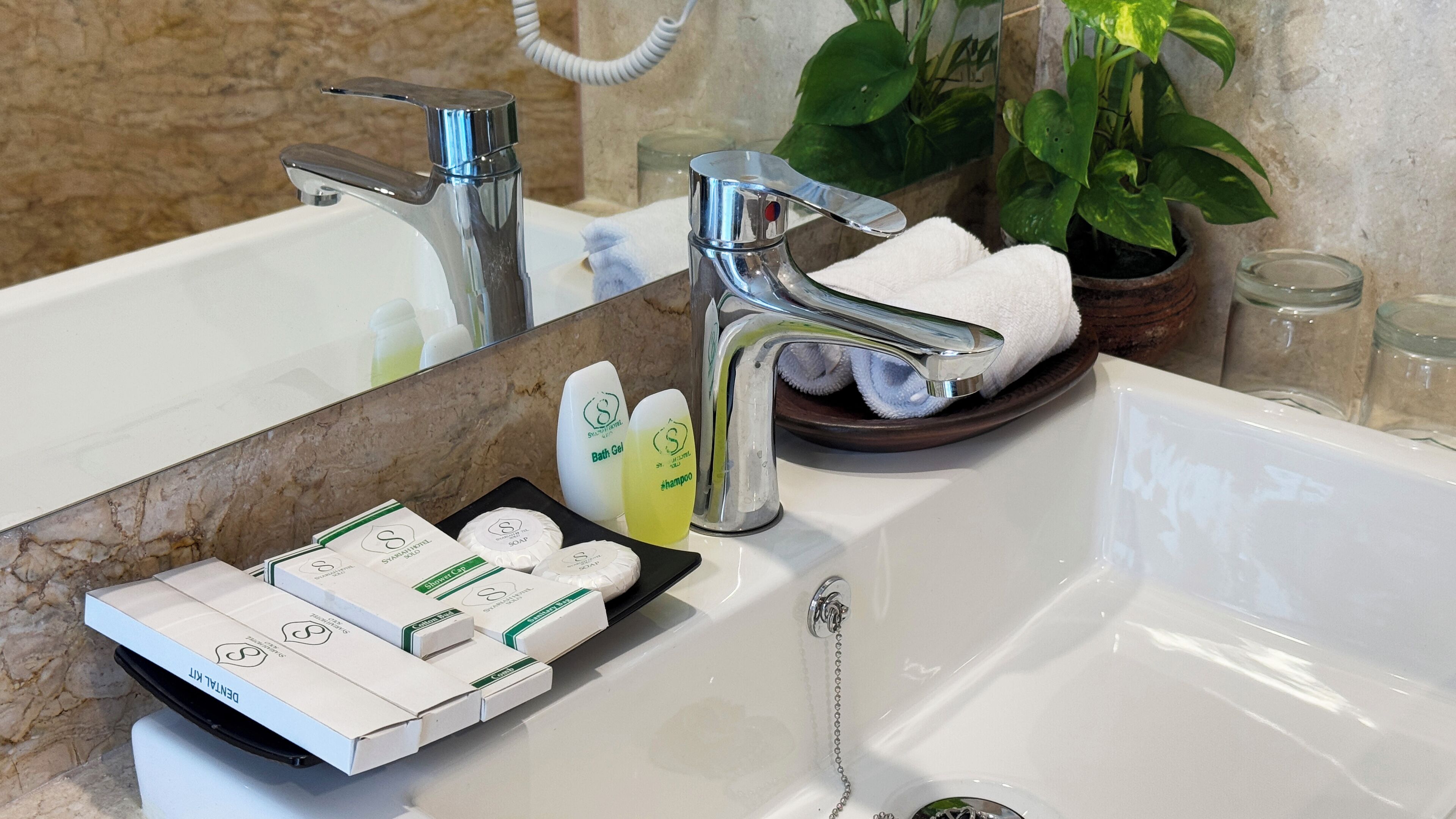 deluxe room | bathroom | free toiletries, towels, soap, shampoo