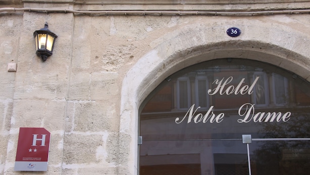 A hotel entrance with a sign reading "Hotel Notre Dame" and a number "36" above it. - Hôtel Notre Dame (Bordeaux)