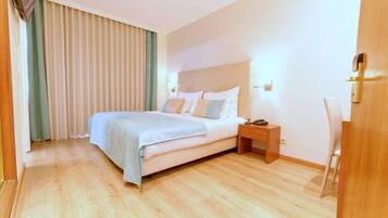 Habitación Confort con 1 cama matrimonial o 2 individuales | Escritorio, cortinas blackout, wifi gratis y ropa de cama