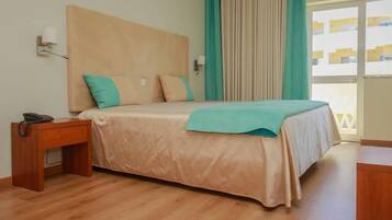 Comfort Double or Twin Room | Desk, blackout drapes, free WiFi, bed sheets