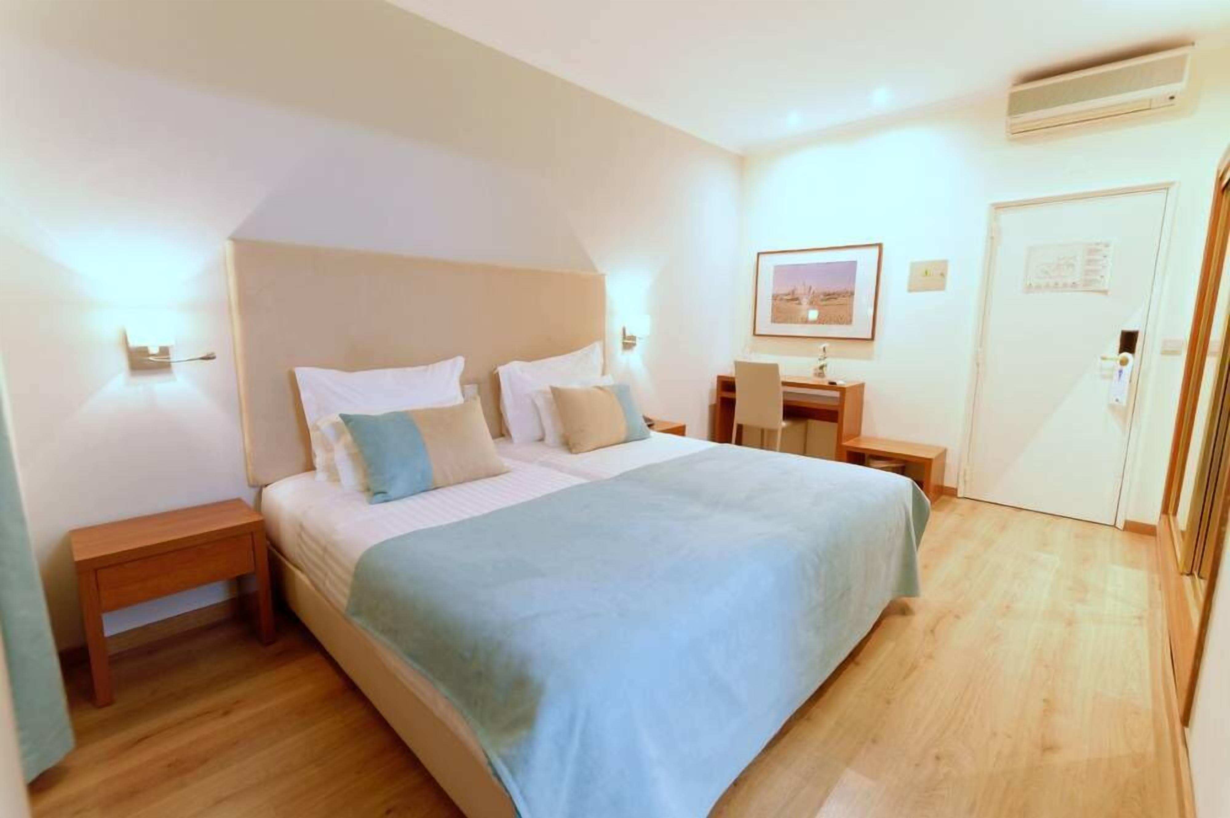 Bureau, rideaux occultants, Wi-Fi gratuit, draps fournis