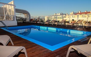 Outdoor pool, open 9:00 AM to 7:00 PM, pool loungers - Hotel Baía de Monte Gordo (Vila Real Santo Antonio)