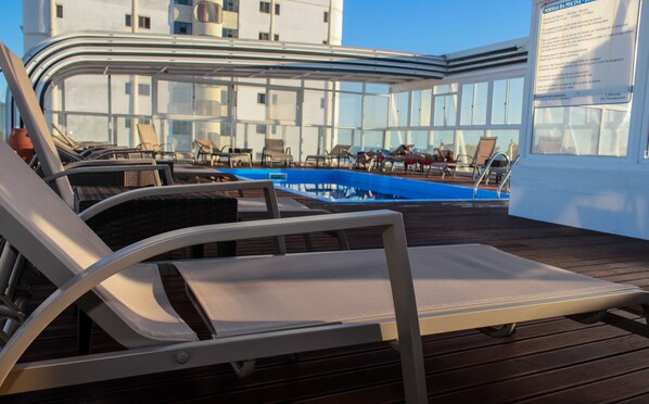 Outdoor pool, open 9:00 AM to 7:00 PM, pool loungers - Hotel Baía de Monte Gordo (Vila Real Santo Antonio)