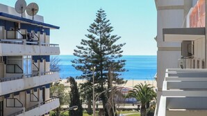 A multi-story building with balconies overlooking a beach. - Baía Beach Hotel (Vila Real Santo Antonio)