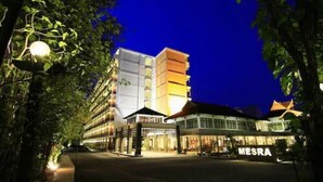 Un hotel de diseño moderno, con varios pisos y una entrada destacada.