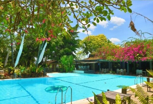 Outdoor pool - Mesra Business & Resort Hotel (Samarinda)