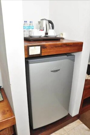 3 restaurants, breakfast, lunch, dinner served; international cuisine 