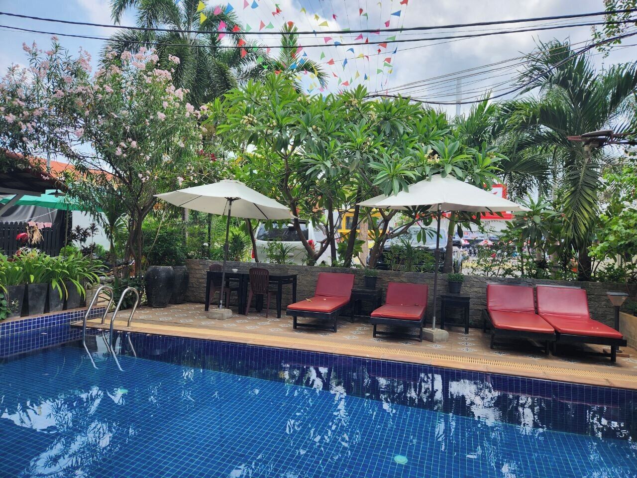 Alberca al aire libre y camastros 