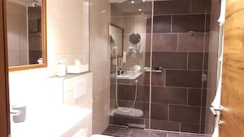 Regadera, amenidades de baño gratuitas, secadora de cabello, toallas