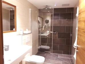 Shower, free toiletries, hair dryer, towels - Alpen-Appartements Zürcher (Kappl)