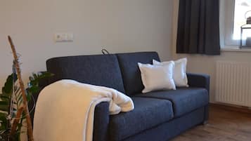Appartement Classique, 1 trĂšs grand lit, vue montagne (cleaning fee 50,00 âŹ) | Coin sĂ©jour | TĂ©lĂ©vision Ă  Ă©cran plat de 43 pouces avec chaĂźnes par satellite