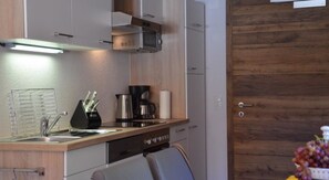 Classic-Apartment, 1 King-Bett, barrierefrei, Bergblick (cleaning fee 50,00 €) | Eigene Küche | Kühlschrank, Mikrowelle, Ofen, Herdplatte