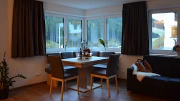 Appartement Deluxe, 2 chambres, accessible aux personnes Ă  mobilitĂ© rĂ©duite (cleaning fee: 65,00 âŹ) | Coin sĂ©jour | TĂ©lĂ©vision Ă  Ă©cran plat de 43 pouces avec chaĂźnes par satellite