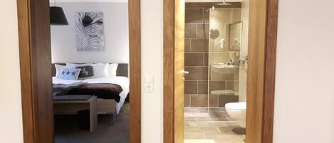 1 Schlafzimmer, hochwertige Bettwaren, Betten mit Memory-Foam-Matratzen