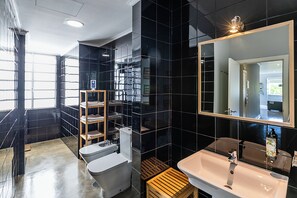 Suite familiar, vista al río | Baño | Amenidades de baño gratuitas, secadora de cabello, bidet, toallas