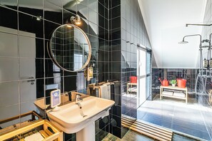 Suíte família, vista para a cidade | Banheiro | Produtos de toalete grátis, secador de cabelo, bidê, toalhas de banho