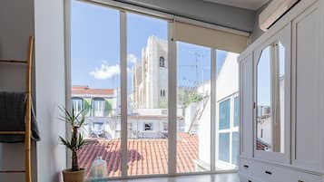 Caja de seguridad en la habitación, cortinas blackout y insonorización