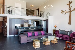 Penthouse, 2 chambres (Rockwell) | Coin séjour | Télévision LED