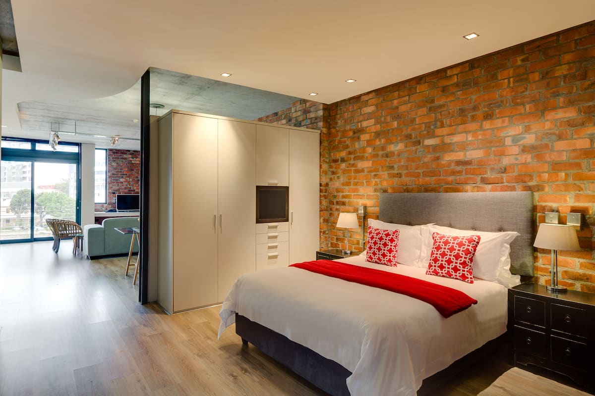 Studio (Metropolis) | In-room safe, iron/ironing board, free WiFi