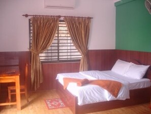 In-room safe, laptop workspace, free WiFi, wheelchair access - Jasmine Family Hostel (Siem Reap)