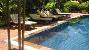 屋外プール、プール パラソル、サンラウンジャー