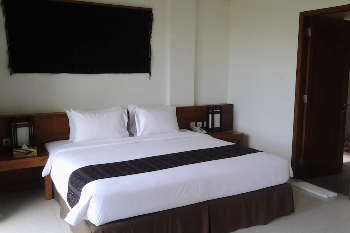 Escritorio y ropa de cama