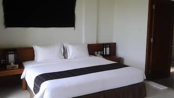 Deluxe Double Room | Desk, bed sheets