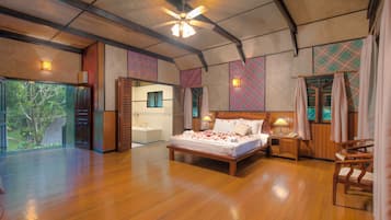 Chalet, vista al resort | Caja de seguridad en la habitación y escritorio