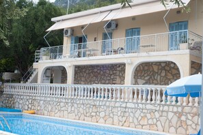 Vista frontal de la propiedad