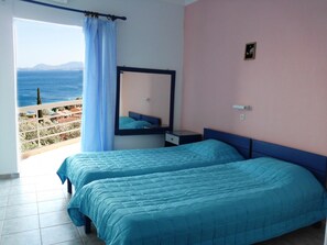 Vierpersoonskamer, 2 slaapkamers, uitzicht op zee | Uitzicht vanuit de kamer