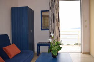 Habitación cuádruple, 2 habitaciones, vistas al mar | Sala de estar | Una televisión