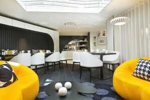 Daily buffet breakfast for a fee - Hotel EKTA (Paris)