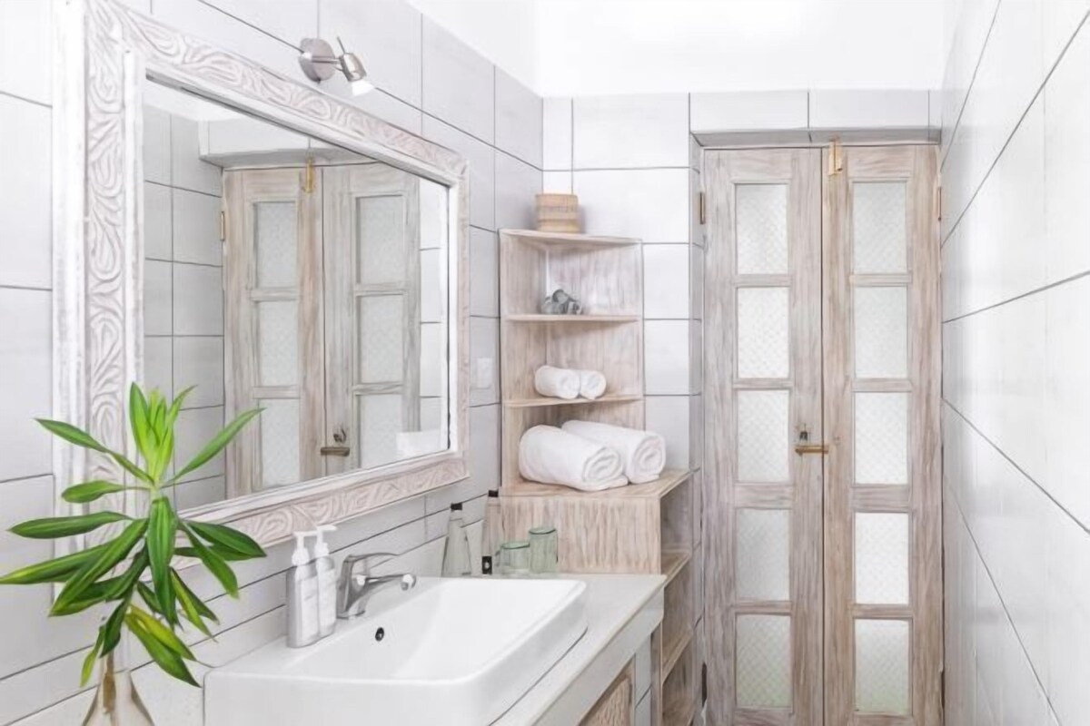 Bathroom | Free toiletries, hair dryer, bathrobes, slippers