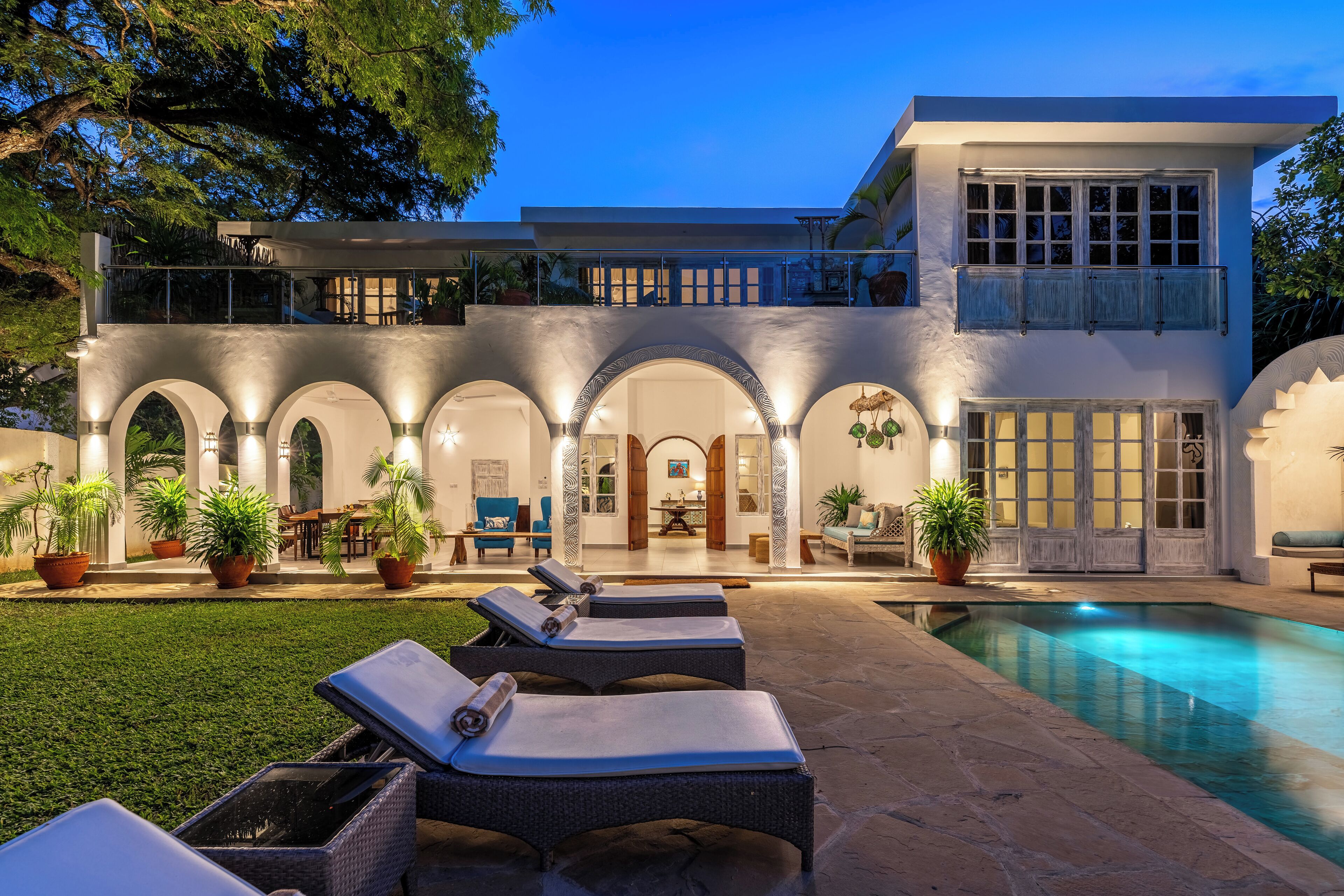 3 piscines couvertes, piscine extérieure, parasols de plage