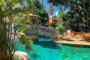 3 สระว่ายน้ำในร่ม, สระว่ายน้ำกลางแจ้ง, ร่มริมสระว่ายน้ำ