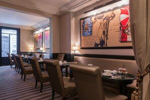 每日供應吃到飽早餐 (每人 EUR16.00)