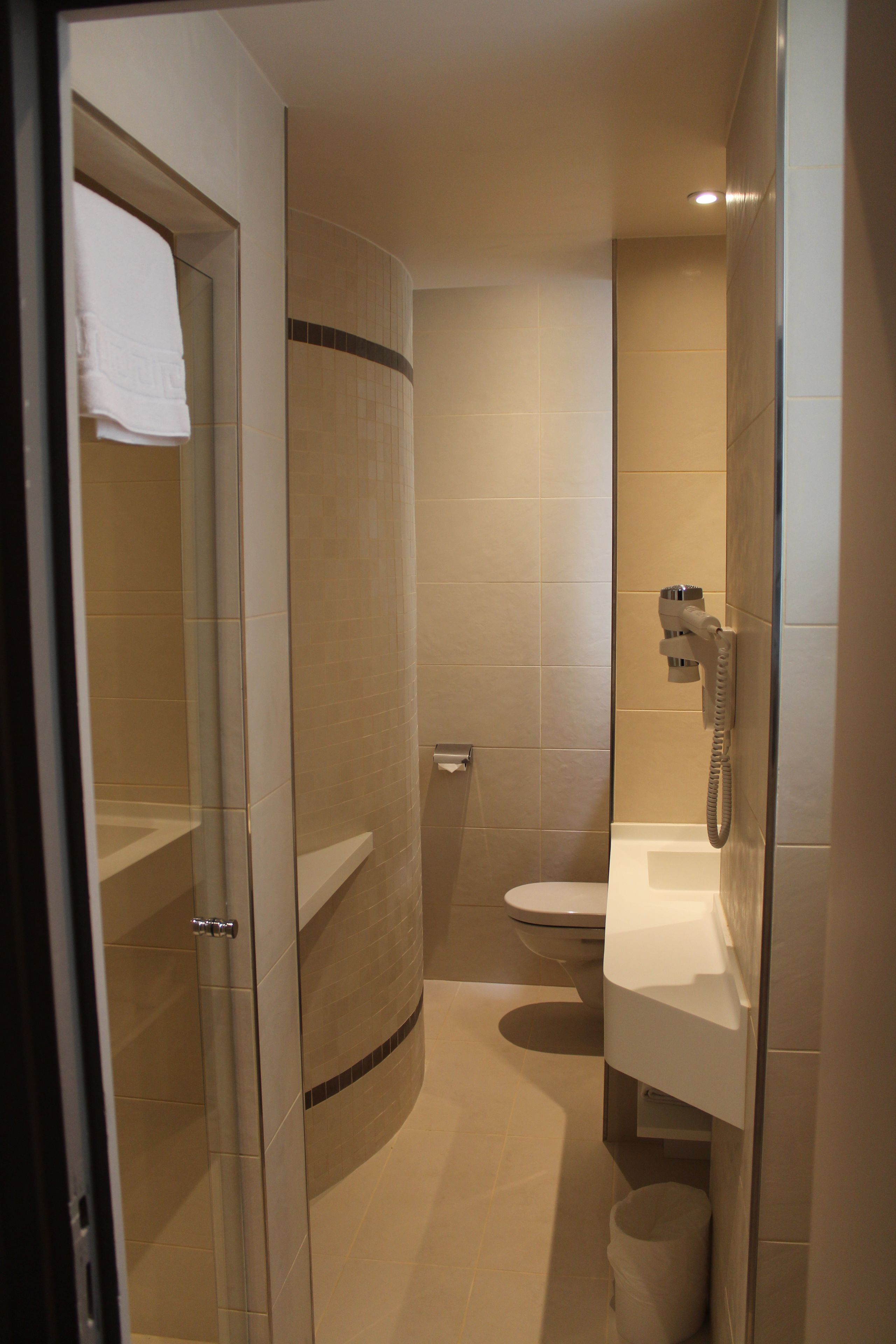 deluxe room | bathroom | free toiletries, hair dryer, towels
